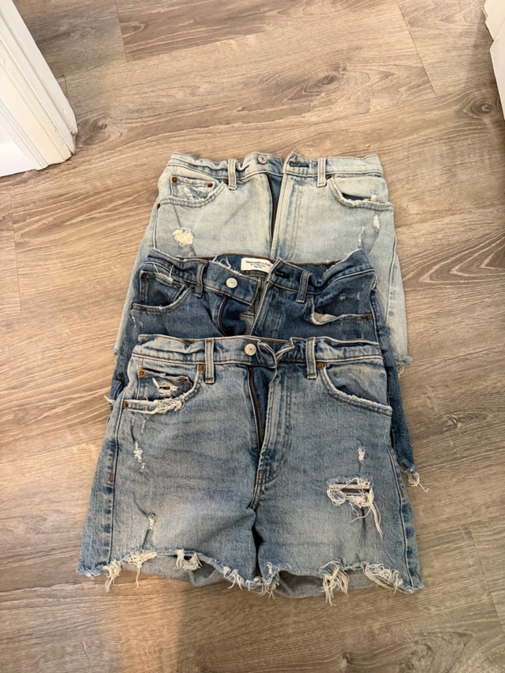 Abercrombie & Fitch High rise 4” Jean shorts. - Picture 3 of 4